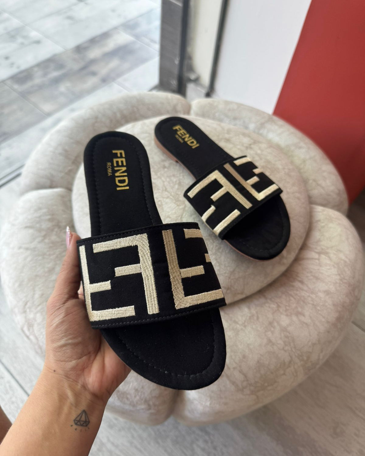 Sandalia plana Fendi